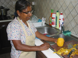 Pamela schält eine Ananas